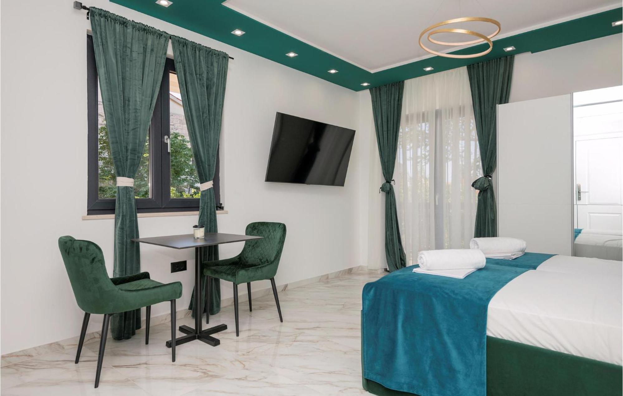 Awesome Apartment In Makarska With Wifi Екстер'єр фото