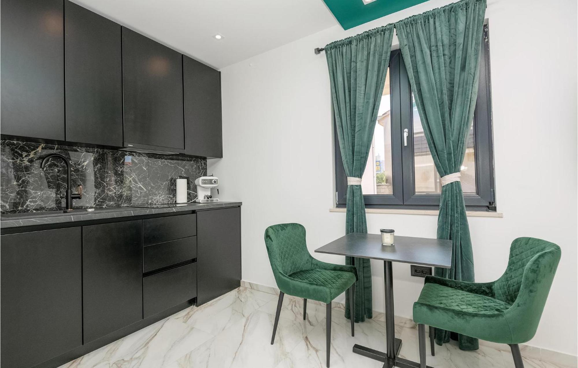 Awesome Apartment In Makarska With Wifi Екстер'єр фото